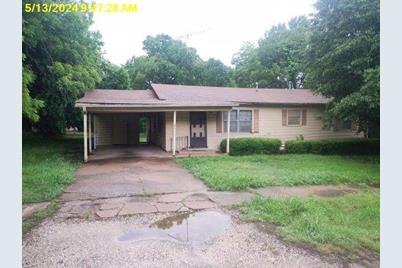 105 W Dallas Street, Wolfe City, TX 75496 - Photo 1