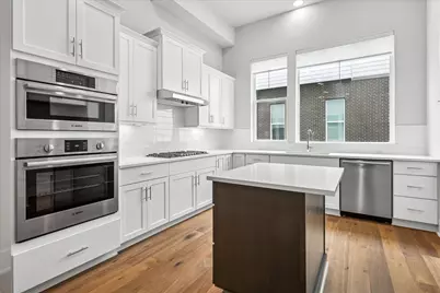 381 E Greenbriar Lane #1004, Dallas, TX 75203 - Photo 10