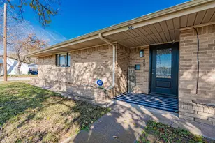 301 E Williams St, Bowie, TX 76230 - Photo 2