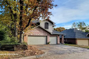 1637 Arbor Ridge Dr, Fort Worth, TX 76112 - Photo 2