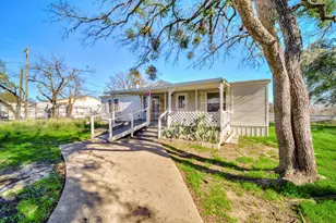 7442 Cottonwood Creek Rd, Fort Worth, TX 76135 - Photo 2