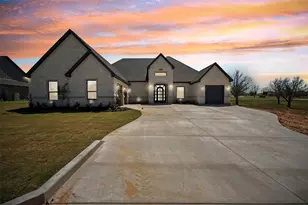 2409 Candlestick Dr, Granbury, TX 76049 - Photo 2