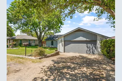 632 S Rough Creek Court, Granbury, TX 76048 - Photo 2