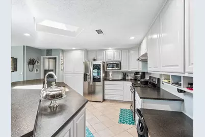 632 S Rough Creek Court, Granbury, TX 76048 - Photo 8