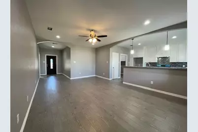 304 Avenue D, Ennis, TX 75119 - Photo 2