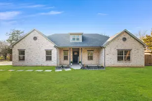 304 Bradley St, Tioga, TX 76271 - Photo 1