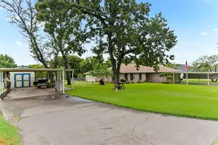 417 Sky Harbour Ct, Granbury, TX 76049 - Photo 2