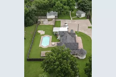 512 N Travis Street, Granbury, TX 76048 - Photo 2