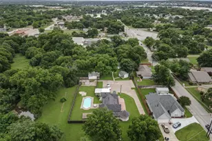 512 N Travis St, Granbury, TX 76048 - Photo 2