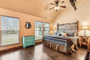 512 N Travis St, Granbury, TX 76048 - Photo 32