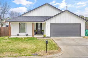 300 W College St, Jacksboro, TX 76458 - Photo 2