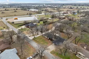 2608 Royal Ln, Granbury, TX 76049 - Photo 6