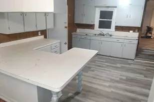 835 W Thompson St, Jacksboro, TX 76458 - Photo 2