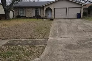 317 Boulder Ct, Burleson, TX 76028 - Photo 2