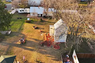 303 Market St W, Honey Grove, TX 75446 - Photo 2
