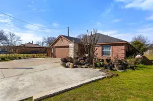 3809 S Peachtree Rd, Balch Springs, TX 75180 - Photo 2