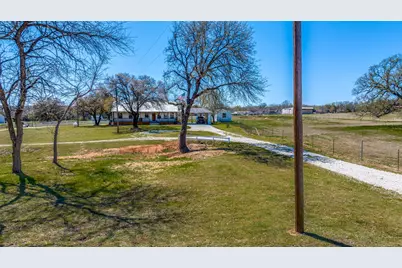 320 English Court, Springtown, TX 76082 - Photo 4