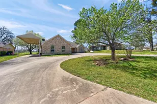 205 W San Chez Dr, Gainesville, TX 76240 - Photo 2