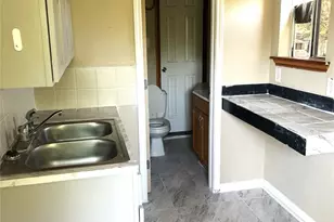 302 McDougal Ave, San Antonio, TX 78223 - Photo 14