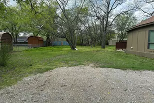 1711 Oriental St, Bonham, TX 75418 - Photo 2