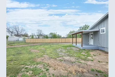 107 E Riley Street, Bowie, TX 76230 - Photo 32