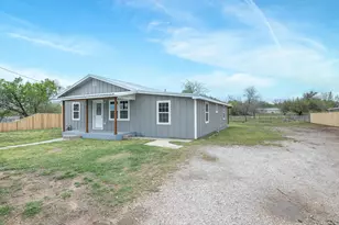107 E Riley St, Bowie, TX 76230 - Photo 4