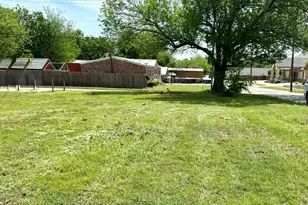 900 N Mason St, Bowie, TX 76230 - Photo 1