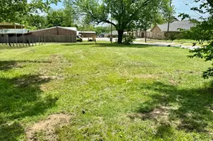 900 N Mason St, Bowie, TX 76230 - Photo 1