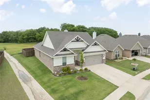 300 Bronco Dr, Pilot Point, TX 76258 - Photo 4