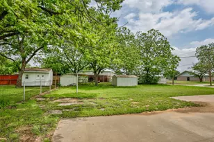 1102 Fair Ave, Gainesville, TX 76240 - Photo 12