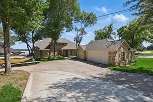 8913 Sunrise Point Ct, Fort Worth, TX 76135 - Photo 34