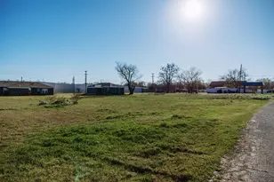 808 E 3rd St, Bonham, TX 75418 - Photo 1