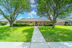 2138 Wellington Dr, Grand Prairie, TX 75051 - Photo 2