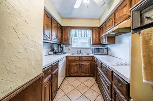 2138 Wellington Dr, Grand Prairie, TX 75051 - Photo 10