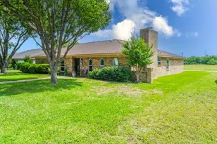2138 Wellington Dr, Grand Prairie, TX 75051 - Photo 4