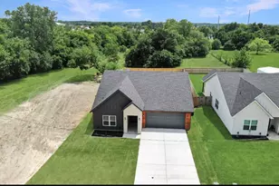 909 Maple St, Farmersville, TX 75442 - Photo 2