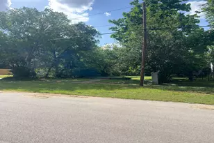 712 E 3rd Ave, Corsicana, TX 75110 - Photo 1