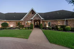 129 Lakeshore Dr, Waxahachie, TX 75165 - Photo 2