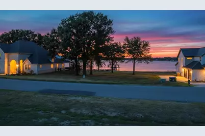 32 Shoreline Drive, Mabank, TX 75143 - Photo 2