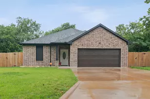 810 Mill St, Gainesville, TX 76240 - Photo 1