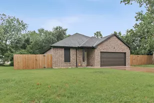 810 Mill St, Gainesville, TX 76240 - Photo 2