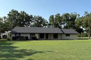 713 E Peel St, Pilot Point, TX 76258 - Photo 2