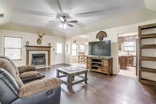 115 Pleasant Oaks Ln, Springtown, TX 76082 - Photo 4