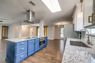 625 Blue Lake Dr, Fort Worth, TX 76103 - Photo 10