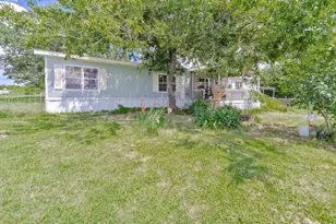 308 S Mill St, Bowie, TX 76230 - Photo 22