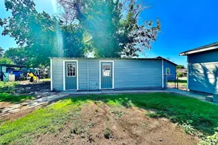 903 N 4th St, Ballinger, TX 76821 - Photo 6