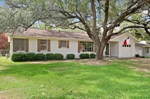1211 Greenbriar Ln, Cleburne, TX 76033 - Photo 2