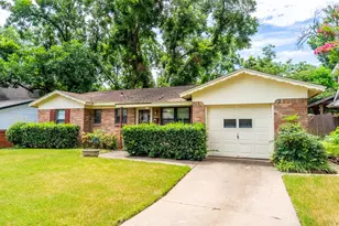 1712 Foster Dr, Arlington, TX 76012 - Photo 2