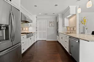 729 Surrey Cir, Grand Prairie, TX 75050 - Photo 4