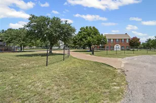 105 Country Green Ct, Weatherford, TX 76087 - Photo 2